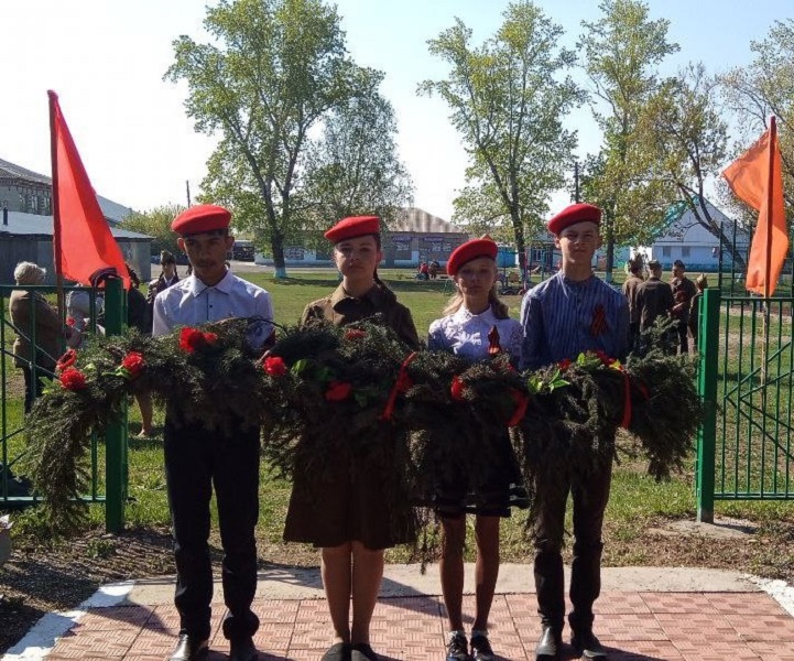 Юнармейцы возлагают гирлянду к памятнику погибшим воинам